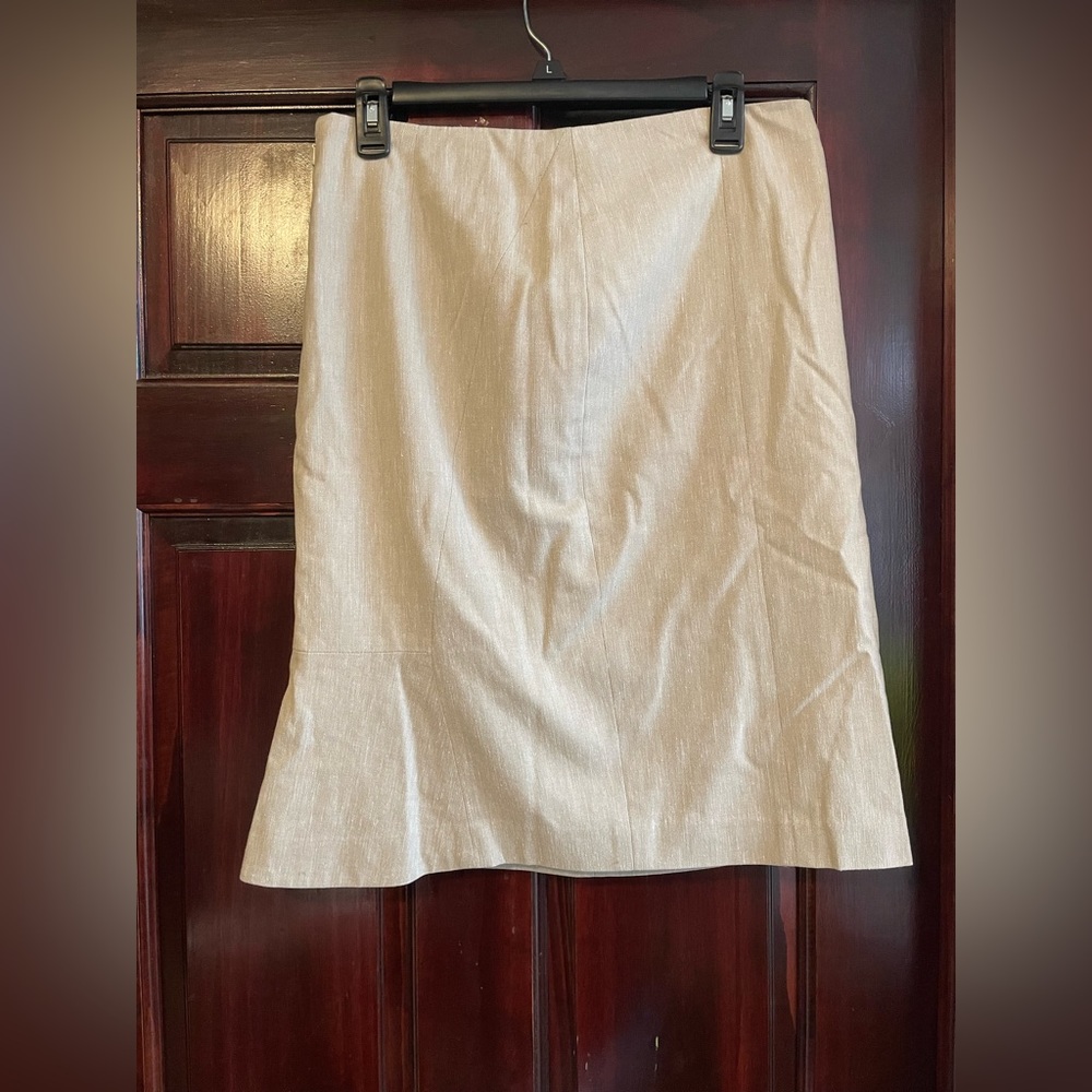 Ann Taylor beige pencil skirt size 8; very slimming